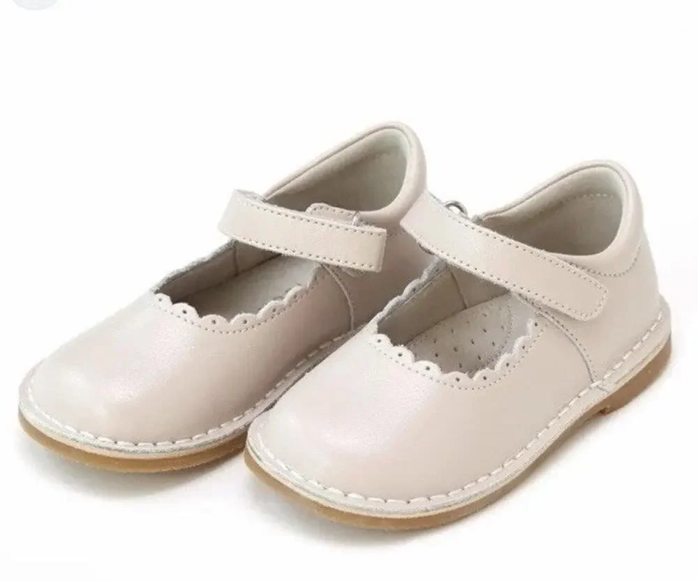 LAMOUR Caitlin Scalloped Mary Jane Pebble Almond Sz 9